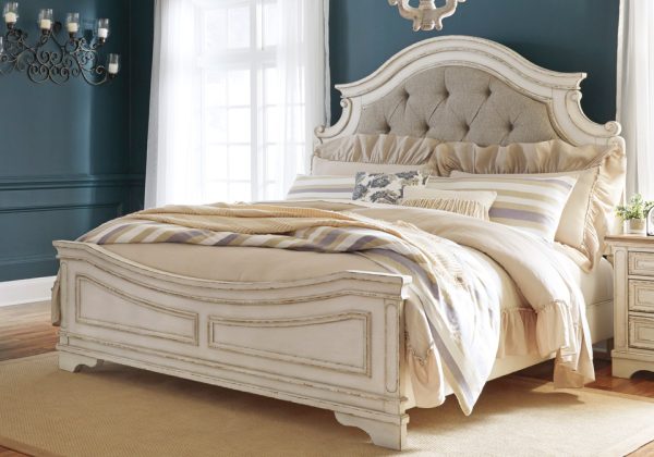 Realyn Two-Tone Queen Panel Bed
