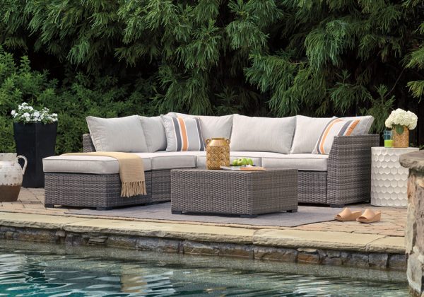 Cherry Point Gray 4pc Outdoor Sectional w/Cocktail Table